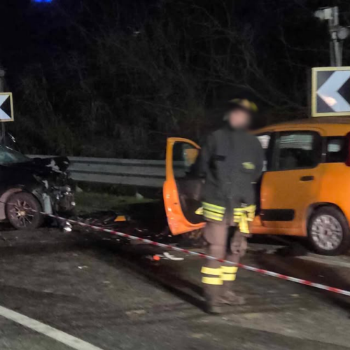 Scontro frontale sulla Colla: feriti e traffico in tilt