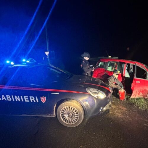 Inseguimento notturno a Barbianello: auto rubata finisce in un canale di scolo