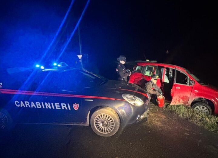 Inseguimento notturno a Barbianello: auto rubata finisce in un canale di scolo