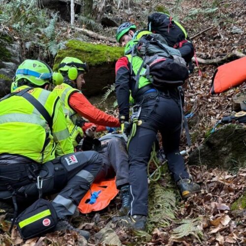 Escursionista precipita in una scarpata per circa 40 metri nel Vercellese: non è in gravi condizioni