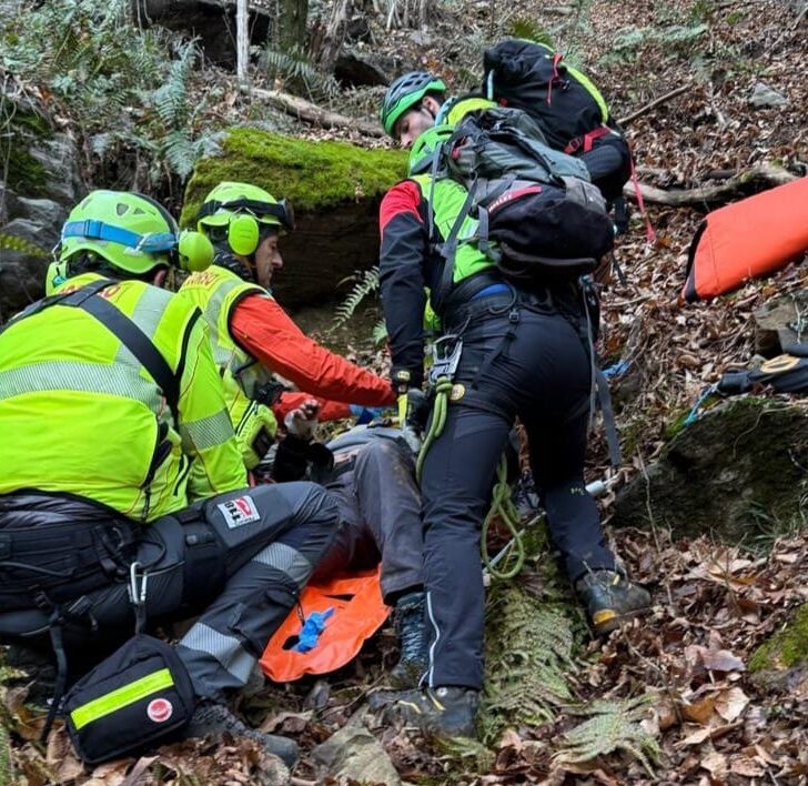 Escursionista precipita in una scarpata per circa 40 metri nel Vercellese: non è in gravi condizioni