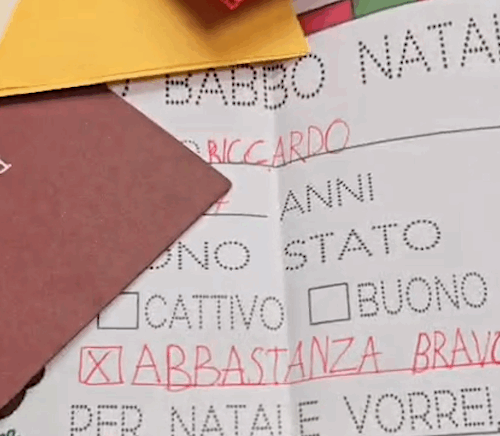 Le lettere dei bambini a Babbo Natale: da un biscotto incollato a “sono stato abbastanza bravo”