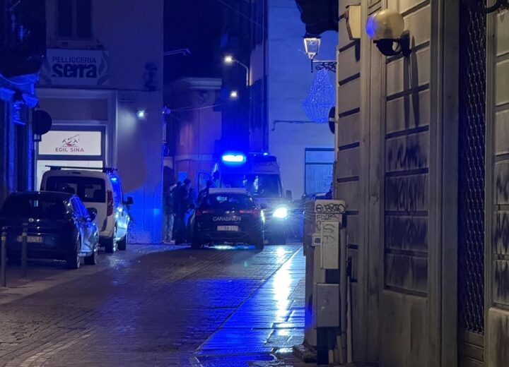 Lite in centro ad Alessandria nella notte. Intervengono Carabinieri e 118