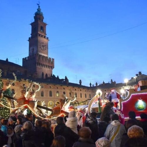 A Vigevano entra nel vivo il “Natale sotto la Torre” tra pista di ghiaccio, presepi in Castello, musica e Befana Ducale