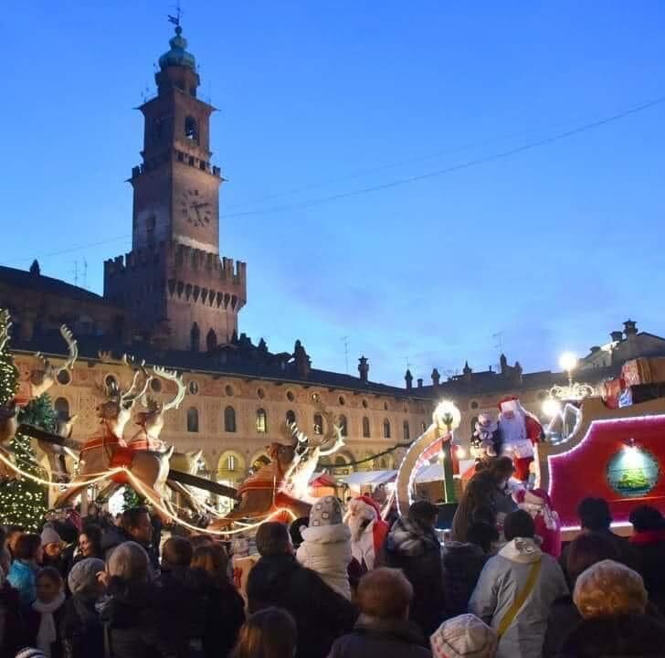 A Vigevano entra nel vivo il “Natale sotto la Torre” tra pista di ghiaccio, presepi in Castello, musica e Befana Ducale