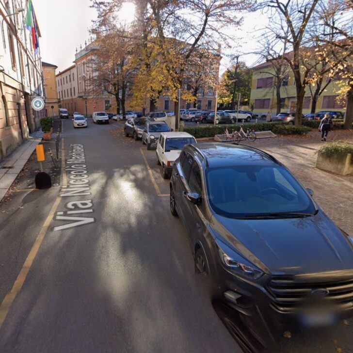 Divieto di fermata in piazza Vittorio Veneto nel tratto davanti alla Caserma dei