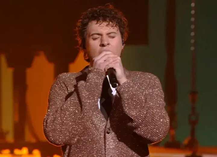 Giovedì watch party per la finale di X Factor: ripassiamo ‘Neve Sporca’ e cantiamola insieme al Salone Tartara