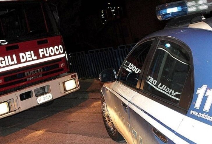 Minaccia di buttarsi dal balcone. Polizia e Vigili del Fuoco salvano donna