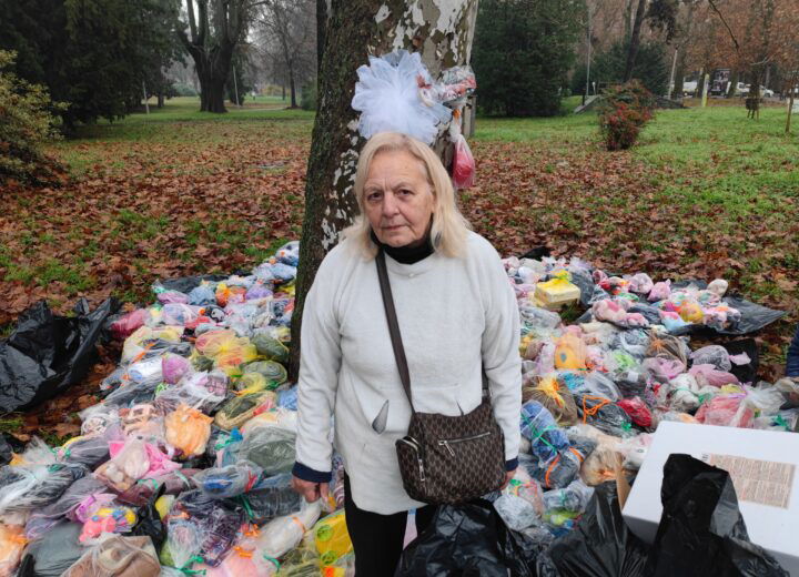 Ai giardini della stazione oltre 600 regali della signora Angela per i bambini delle famiglie bisognose