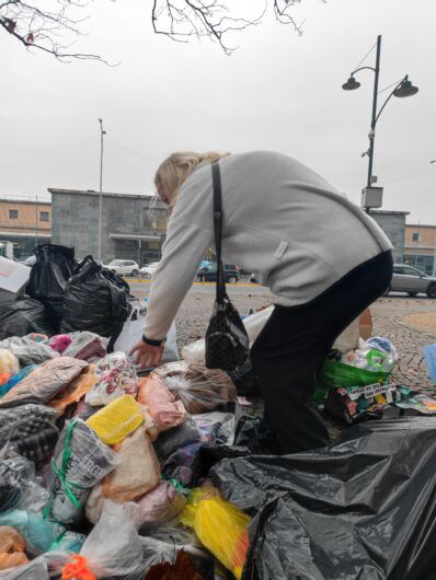 Ai giardini della stazione oltre 600 regali della signora Angela per i bambini delle famiglie bisognose