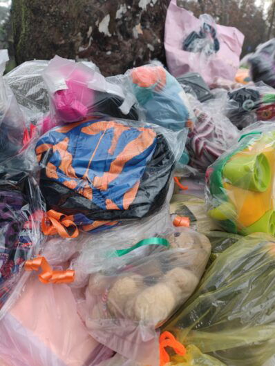 Ai giardini della stazione oltre 600 regali della signora Angela per i bambini delle famiglie bisognose