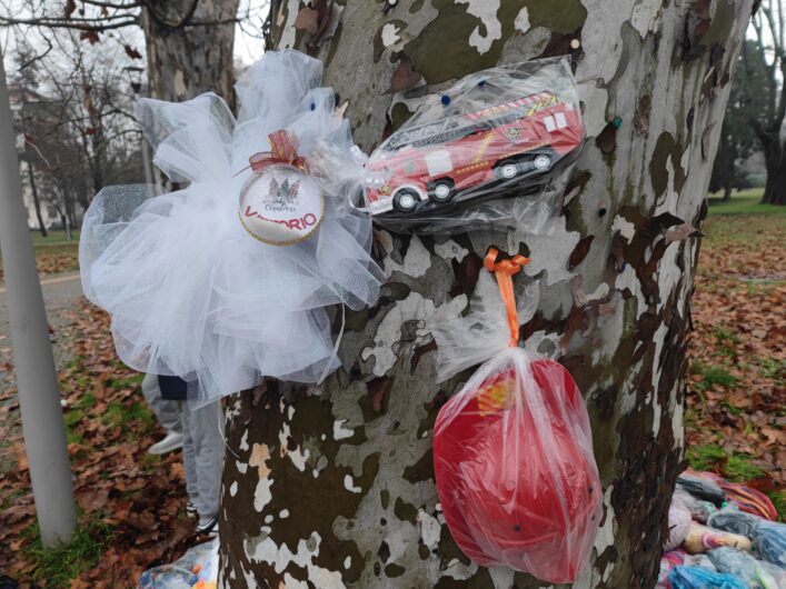 Ai giardini della stazione oltre 600 regali della signora Angela per i bambini delle famiglie bisognose