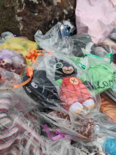 Ai giardini della stazione oltre 600 regali della signora Angela per i bambini delle famiglie bisognose