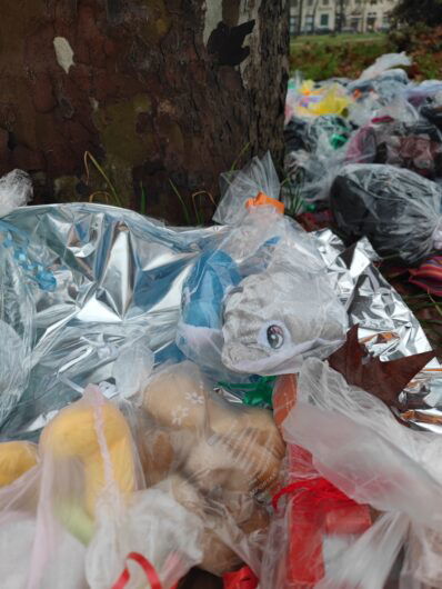 Ai giardini della stazione oltre 600 regali della signora Angela per i bambini delle famiglie bisognose