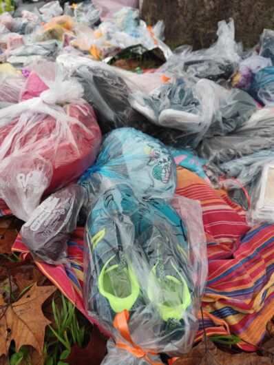 Ai giardini della stazione oltre 600 regali della signora Angela per i bambini delle famiglie bisognose