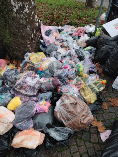 Ai giardini della stazione oltre 600 regali della signora Angela per i bambini delle famiglie bisognose