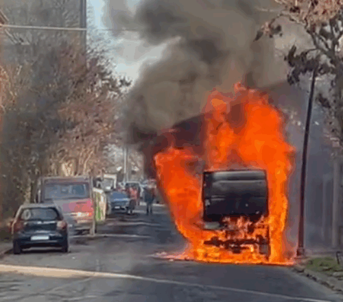 Mezzo di Amag Ambiente a fuoco a San Giuliano