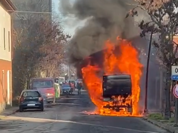 Mezzo di Amag Ambiente a fuoco a San Giuliano