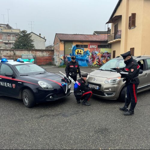 Targhe contraffatte su un’auto estera a Broni: denunciato un uomo