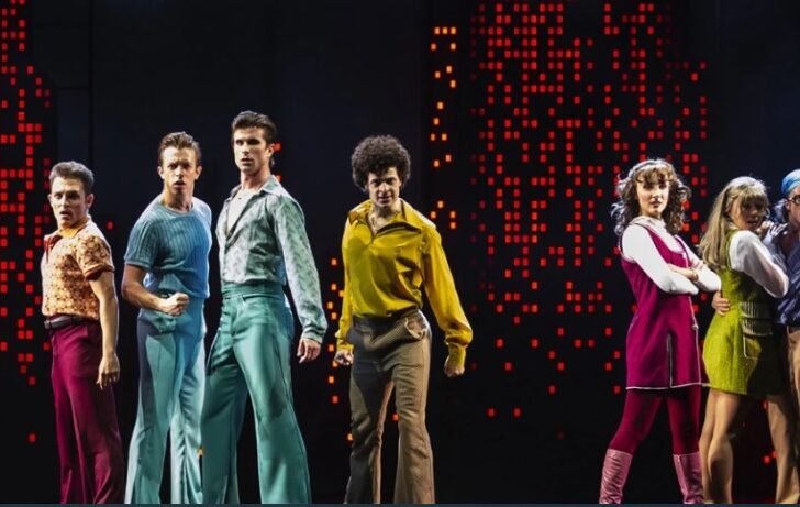 Notte di San Silvestro e Capodanno a teatro. Pavia e Vigevano brindano con “La Febbre del Sabato Sera” e “Aladin”