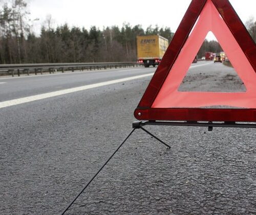 Buca sulla strada causa incidente e disagi sulla SS30 in direzione di Acqui Terme