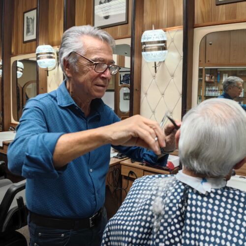 “Ho sempre lavorato con amore”: la meritata pensione di Umberto Pezzano, parrucchiere da quasi 70 anni
