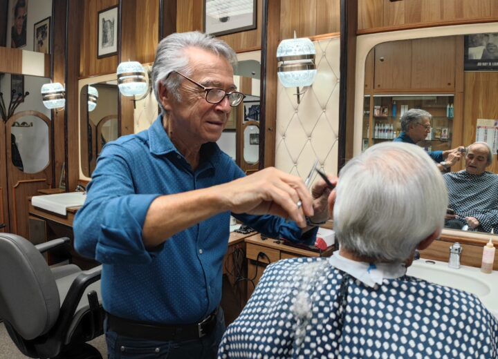 “Ho sempre lavorato con amore”: la meritata pensione di Umberto Pezzano, parrucchiere da quasi 70 anni