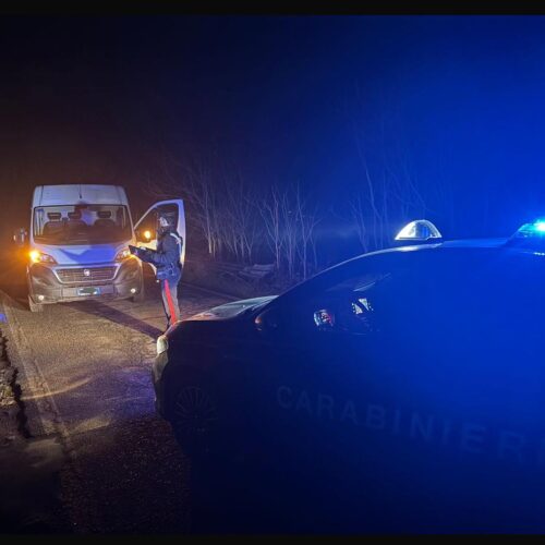 Spruzzano verso l’auto dei Carabinieri il liquido di un estintore e fuggono dopo un inseguimento