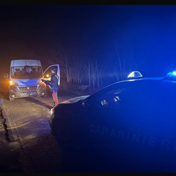 Spruzzano verso l’auto dei Carabinieri il liquido di un estintore e fuggono dopo un inseguimento