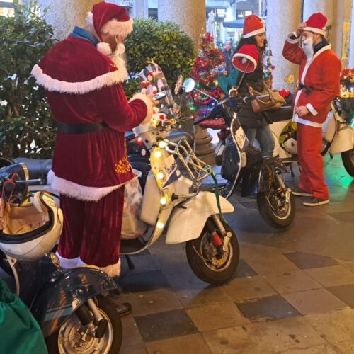 Tanti Babbi Natale in Vespa questo sabato in corso Roma