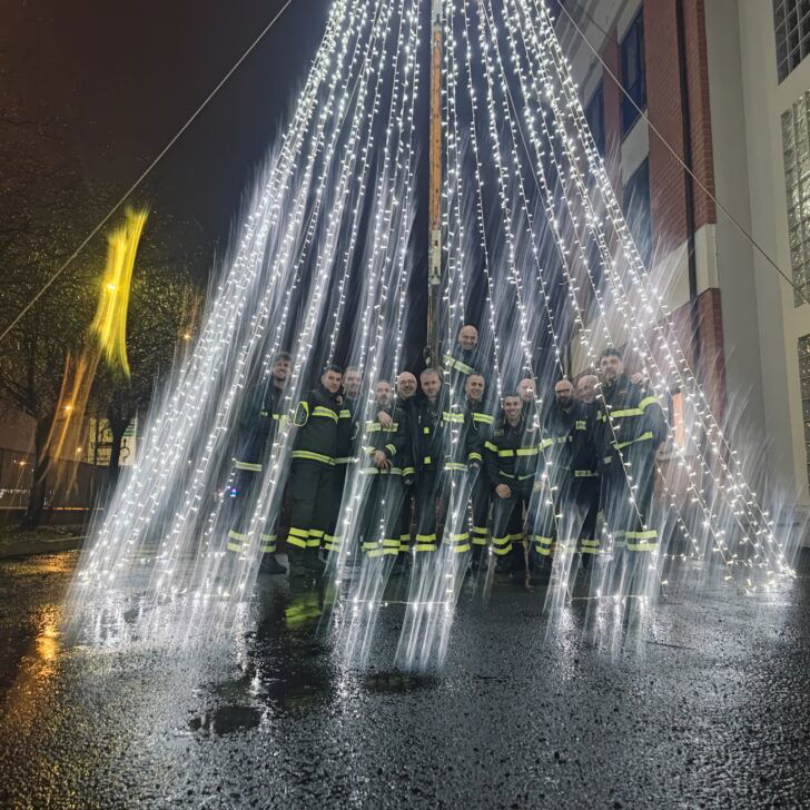 Fili di luci lunghi oltre dieci metri: lo spettacolo dell’albero di Natale dei Vigili del Fuoco