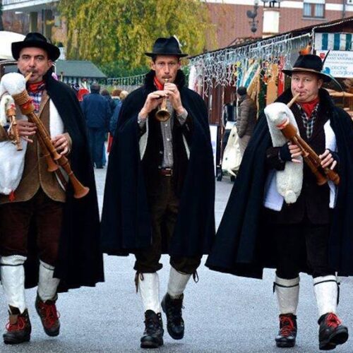 Al Cristo il Natale si accende tra mercatini, Santa Claus e cibo di strada