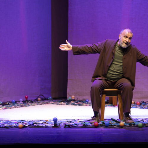 Cambio di programma al Teatro della Juta: arriva Ugo Dighero e porta in scena “Lu Santo Jullare Francesco”