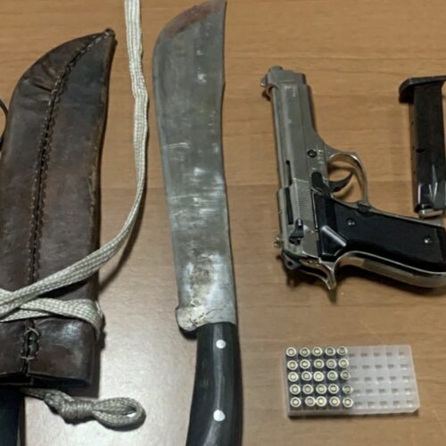 Irruzione della Polizia salva donna aggredita dal marito. Lui trovato con machete e pistola a salve