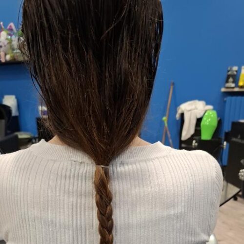 Anche una parrucchiera alessandrina aiuta i ragazzi di Crans-Montana: taglio gratis a chi dona i capelli