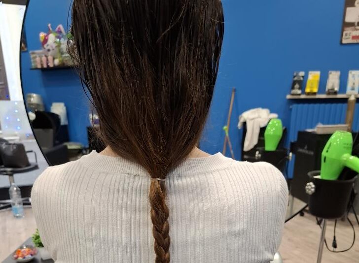 Anche una parrucchiera alessandrina aiuta i ragazzi di Crans-Montana: taglio gratis a chi dona i capelli