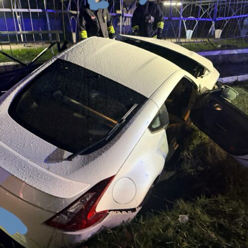 Incidente sulla statale 10: auto perde controllo e finisce fuori strada