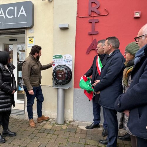 Nuovo defibrillatore a Quargnento grazie all’associazione Memorial Zucconi