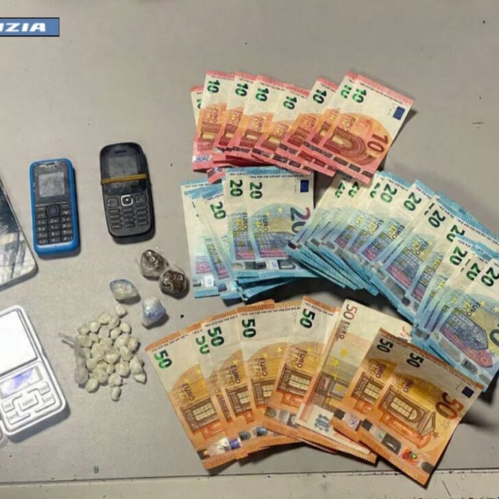 Scappa all’alt della Polizia e finisce fuori strada: aveva cocaina e hashish