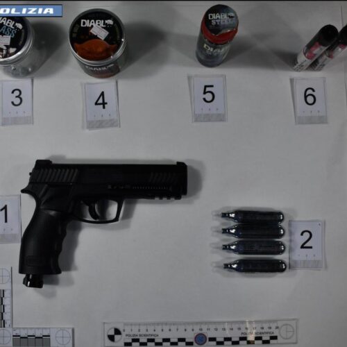 Nella notte colpi con pistola soft air contro vetrate di tre bar: due denunciati