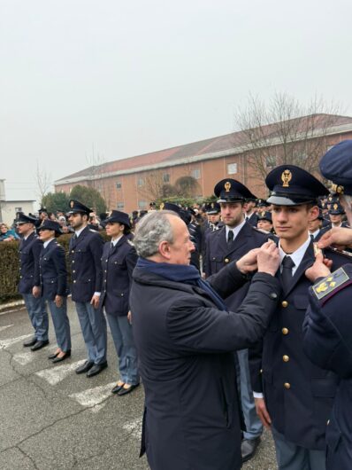 Consegnati gli alamari agli allievi del 231° corso. Venerdì il giuramento alla Scuola di Polizia