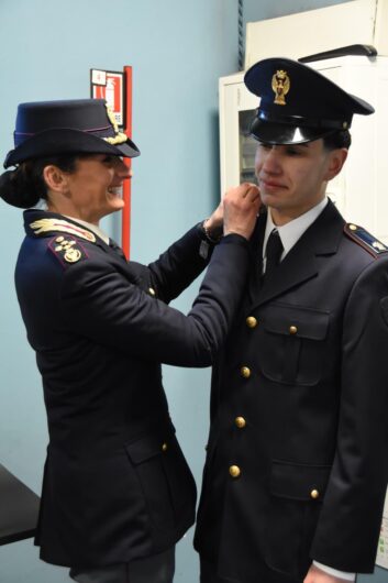 Consegnati gli alamari agli allievi del 231° corso. Venerdì il giuramento alla Scuola di Polizia