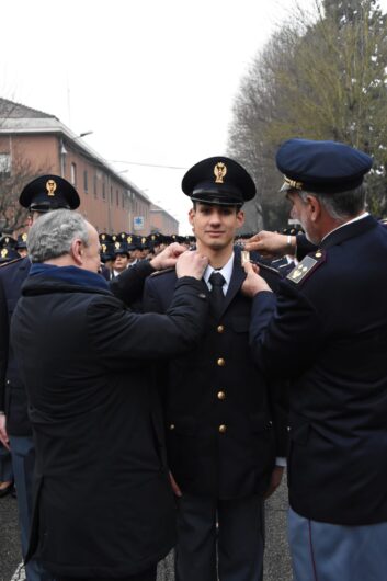 Consegnati gli alamari agli allievi del 231° corso. Venerdì il giuramento alla Scuola di Polizia