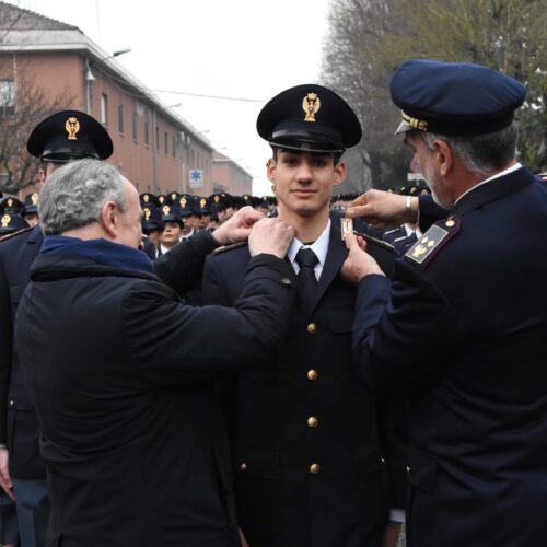 Consegnati gli alamari agli allievi del 231° corso. Venerdì il giuramento alla Scuola di Polizia