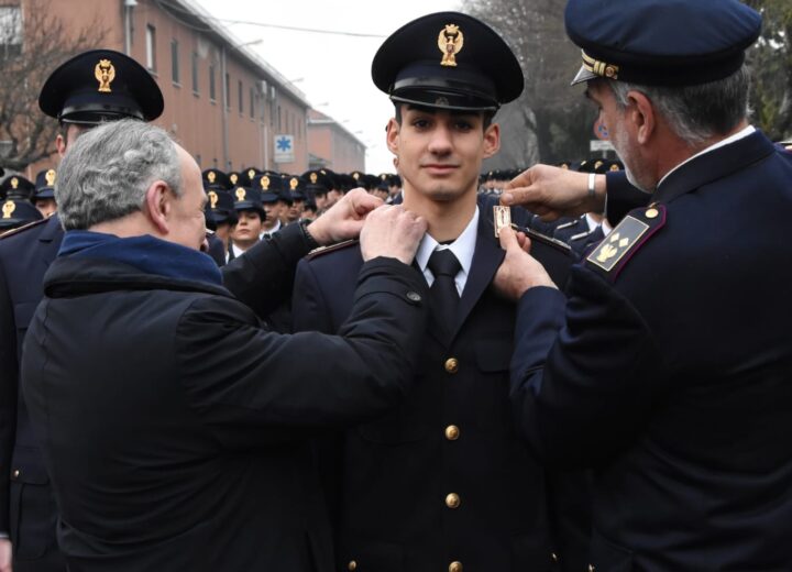 Consegnati gli alamari agli allievi del 231° corso. Venerdì il giuramento alla Scuola di Polizia