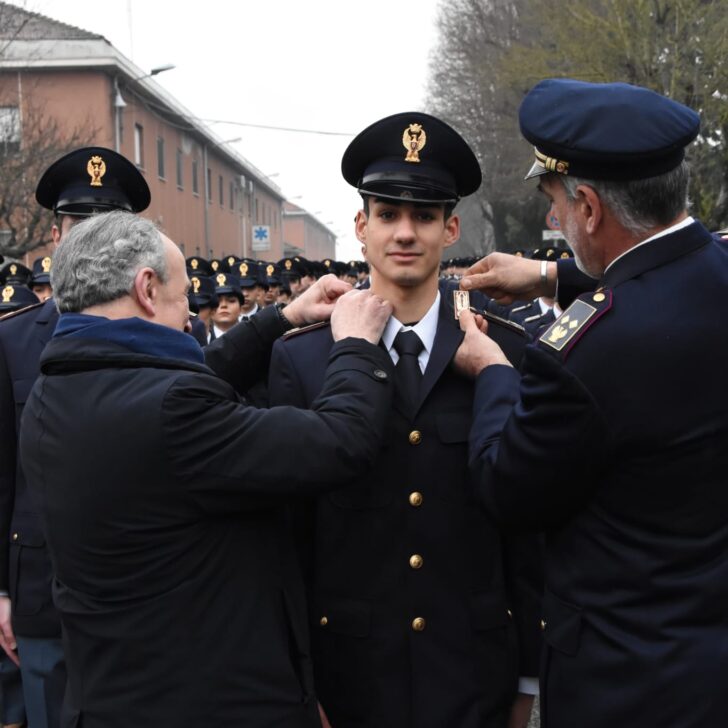 Consegnati gli alamari agli allievi del 231° corso. Venerdì il giuramento alla Scuola di Polizia