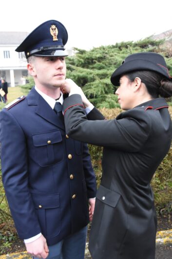 Consegnati gli alamari agli allievi del 231° corso. Venerdì il giuramento alla Scuola di Polizia