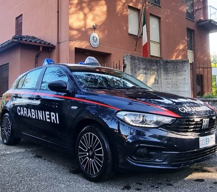 Tenta furto al supermercato: poi cerca la fuga con calci, pugni e morsi