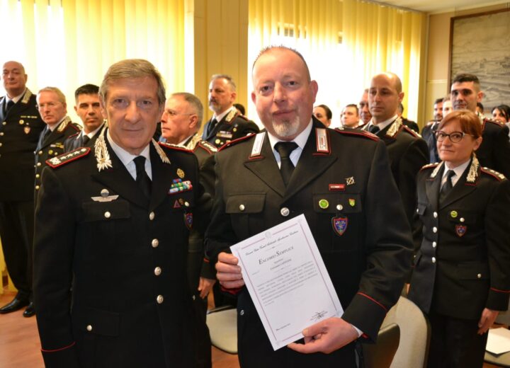 Carabiniere fuori servizio blocca rapinatore: premiato dal Comandate dei Forestali