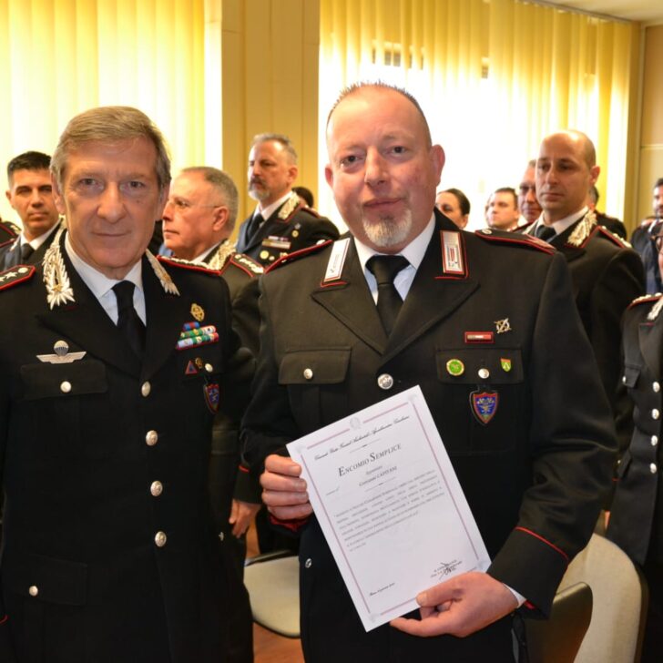 Carabiniere fuori servizio blocca rapinatore: premiato dal Comandate dei Forestali